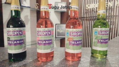 Botol Siropen Water, Siropen Telasih, dan Siropen Gourmet yang dijajar di atas meja Pabrik Siropen di Jalan Mliwis No 5 Surabaya, Kamis (01/07/2021). (Foto: Rangga Aji/Tugu Jatim)