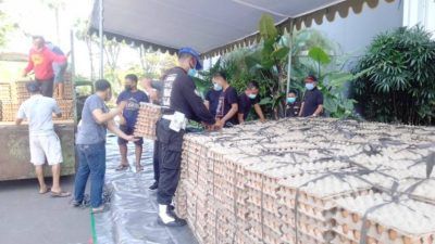 Yayasan Paliatif Surabaya (YPS) menyalurkan bantuan sembako yang dikirimkan ke Pemkot Surabaya, Rabu (21/07/2021). (Foto: Rangga Aji/Tugu Jatim)