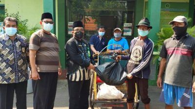 Kepala Kantor Kementerian Agama Kabupaten Tuban Sahid saat membagikan daging kurban secara langsung kepada masyarakat. (Foto: Humas Kemenag Tuban)