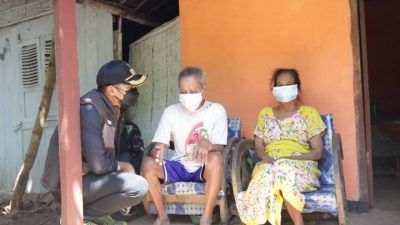 Bupati Tuban Aditya Halindra Faridzky mengecek kondisi warga yang tak mendapat bantuan sosial, pada Kamis (29/07/2021). (Foto: Humas Pemkab Tuban/Tugu Jatim)