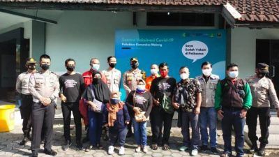 Kapolresta Malang AKBP Budi Hermanto bersama jajarannya dan Kepala Dinas Kesehatan Kota Malang dr Husnul Muarif foto bersama para difabel di Kota Malang setelah proses vaksinasi di Polkesma Jalan Ijen, Sabtu (17/07/2021). (Foto: Dokumen/Tugu Jatim)