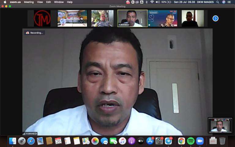 Perwakilan DPRD Wanedi dalam Focus Group Discussion (FGD) bertajuk "Dari Malang Untuk Indonesia, Mewujudkan Bank Plasma Konvalesen untuk Mengatasi Covid-19" pada Senin (26/07/2021) secara virtual.(Foto: Dani/Tugu Jatim)