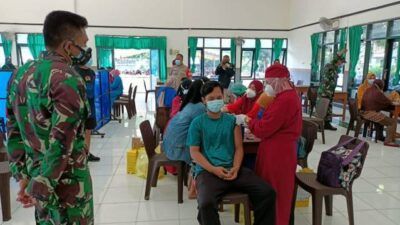 Proses vaksinasi kepada masyarakat di Makodim 0811 Tuban pada Kamis (01/07/2021). (Foto: Rochim/Tugu Jatim)