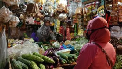 Pedagang sedang melayani pembeli saat berbelanja di Pasar Besar Kota Batu. (Foto: Sholeh/Tugu Jatim)