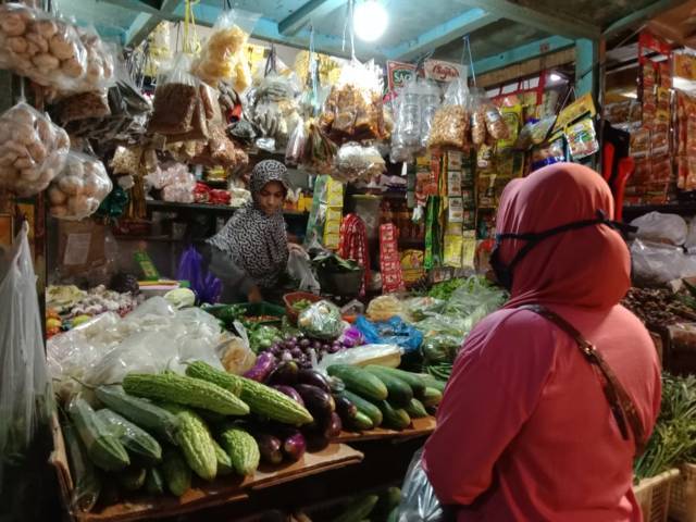 Pedagang sedang melayani pembeli saat berbelanja di Pasar Besar Kota Batu. (Foto: Sholeh/Tugu Jatim)