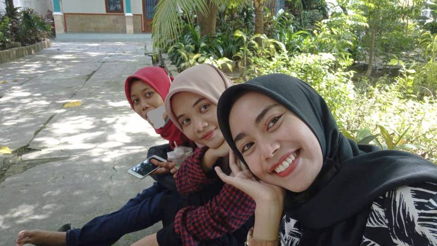 Ulya (depan), penulis (tengah), dan Mila (belakang) saat hendak menuju rumah Mila di Kecamatan Soko, Kabupaten Tuban. (Foto: Dokumen/Tugu Jatim)