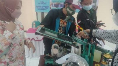 Tim Abdimas Fakultas Sastra Universitas Negeri Malang (UM) memberikan pelatihan sablon cup dan botol kemasan untuk warga Kelurahan Purworejo, Pasuruan, Kamis (28/07/2021). (Foto: Dokumen/Tugu Jatim)