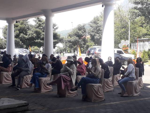 Para pelaku pesta menunggu giliran untuk menjalani sidang Tipiring di Graha Pancasila Balai Kota Among Tani Batu, Rabu (14/7/2021). (Foto: M Sholeh/Tugu Malang/Tugu Jatim)