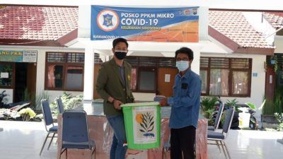 Salah satu anggota KKN kelompok 36 Universitas Pembangunan Nasional “Veteran” Jawa Timur bernama Raynaldy Lucky menyerahkan hasil budikdamber kepada perwakilan dari Kelurahan Sidosermo, Surabaya. (Foto: Dok Anggota KKN Kelompok 36/Tugu Jatim)