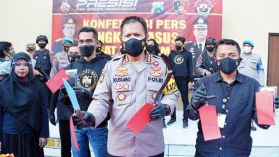 Kapolresta Sidoarjo Kombes Pol Kusumo Wahyu Bintoro saat konferensi pers terkait keberhasilan Satreskrim Polresta Sidoarjo mengungkap kasus begal sadis yang terjadi di Desa Tambak Rejo, Kecamatan Waru, Kabupaten Sidoarjo, Rabu sore (28/07/2021). (Foto: Polrestabes Surabaya/Tugu Jatim)