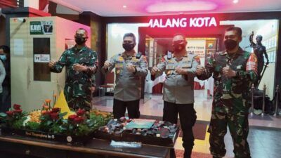 Malam Jelang HUT Ke-75 Bhayangkara, Danrem 083/BDJ Kol Inf Irwan Beri Surprise Kapolresta Malang