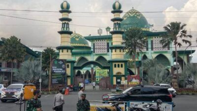 Ilustrasi Masjid Agung An Nur Kota Batu yang ditutup untuk sementara selama PPKM Darurat, Sabtu (03/07/2021). (Foto: Sholeh/Tugu Jatim)