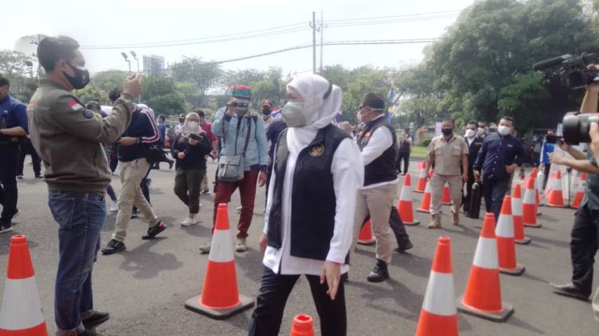 Gubernur Jatim Khofifah Indar Parawansa saat mengunjungi pembukaan pengisian tabung oksigen gratis di Dishub Jatim, Sabtu (17/07/2021). (Foto: Rangga Aji/Tugu Jatim)