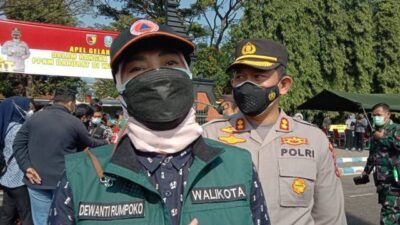 Wali Kota Batu Dewanti Rumpoko saat memaparkan PPKM Darurat yang akan diterapkan di Kota Batu. (Foto: Sholeh/Tugu Jatim)