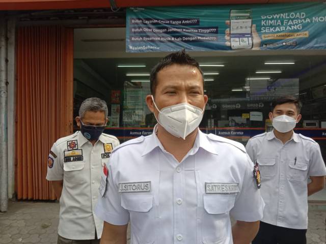 Kasat Reskrim Polres Batu AKP Jeifson Sitorus saat menjelaskan terkait 24 pelaku pesta dan pemilik vila di Kota Batu yang menjadi tersangka. (Foto: Sholeh/Tugu Jatim)