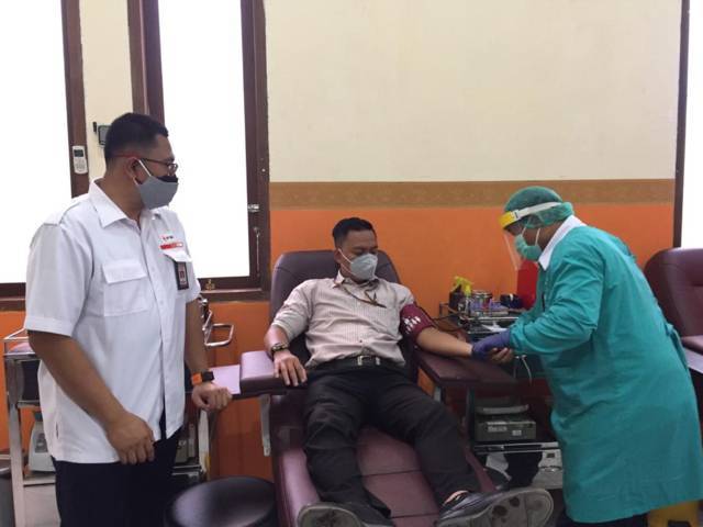 Kepala UTD PMI Tuban dr Didik Suharsoyo mendampingi pendonor saat proses donor plasma konvalesen di UTD PMI Tuban. (Foto: Rochim/Tugu Jatim)