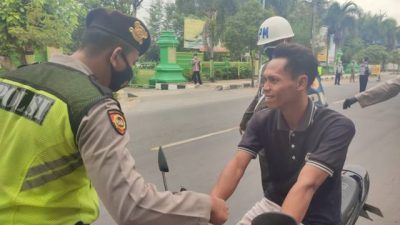 Petugas melakukan operasi yustisi di Jalan Nasional Deandles, tepatnya di depan Kantor Kecamatan Palang, Tuban, Jumat (16/07/2021). (Foto: Humas Polres Tuban/Tugu Jatim)