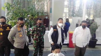 Wali Kota Eri Cahyadi memantau pelaksanaan vaksinasi remaja dan pelajar usia 12 tahun ke atas di SMP Negeri 1 Surabaya bersama forkopimda, Rabu (14/07/2021). (Foto: Rangga Aji/Tugu Jatim)