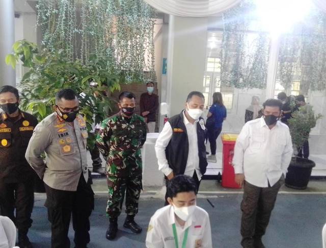 Wali Kota Eri Cahyadi memantau pelaksanaan vaksinasi remaja dan pelajar usia 12 tahun ke atas di SMP Negeri 1 Surabaya bersama forkopimda, Rabu (14/07/2021). (Foto: Rangga Aji/Tugu Jatim)