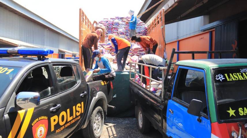 Polres Tuban menyalurkan bantuan beras untuk masyarakat kurang mampu yang terdampak Covid-19, di Gudang Bulog, Jalan Pahlawan Tuban, Senin (26/07/2021). (Foto: Humas Polres Tuban/Tugu Jatim)