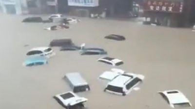 Suasana banjir besar di Provisi Henan, China yang menewaskan puluhan orang. (Foto: Twitter/Ian Fraser) tugu jatim