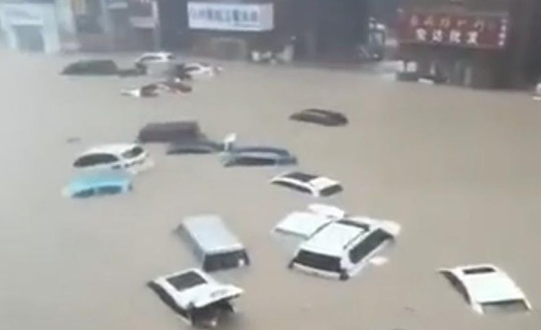 Suasana banjir besar di Provisi Henan, China yang menewaskan puluhan orang. (Foto: Twitter/Ian Fraser) tugu jatim