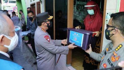 Panglima TNI Marsekal Hadi Tjahjanto dan Kapolri Jenderal Listyo Sigit Prabowo memberikan bantuan kepada warga, Jumat (16/07/2021). (Foto: Polrestabes Surabaya/Tugu Jatim)