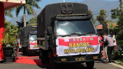 Truk yang membawa bantuan dari Juragan 99 Yayasan Buddha Tzu Chi pada Sabtu (24/07/2021). (Foto: M. Sholeh/Tugu Jatim)