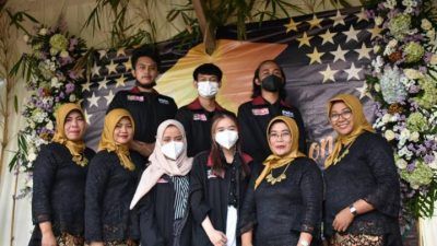 Mahasiswa PMM kelompok 69 UMM foto bersama para guru TK Dharma Wanita Persatuan 1, Karangploso, Kabupaten Malang, usai pelaksanaan acara wisuda pada Sabtu (03/07/2021). (Foto: Dokumen/Tugu Jatim)