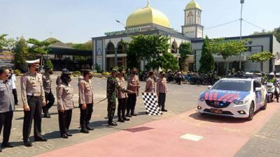 Kapolres Tuban AKBP Darman dan Dandim 0811 Letkol Infantri Villiala Romadhon didampingi pejabat utama Polres Tuban memberangkatkan sejumlah tracker digital dan lapangan di Mapolres Tuban, Selasa (27/07/2021). (Foto: Rochim/Tugu Jatim)