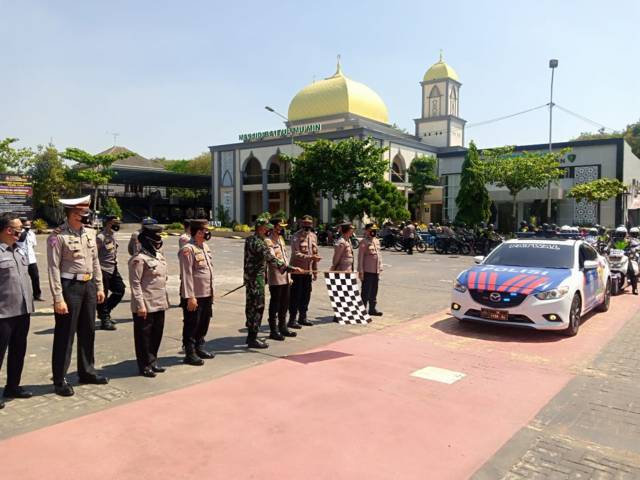 Kapolres Tuban AKBP Darman dan Dandim 0811 Letkol Infantri Villiala Romadhon didampingi pejabat utama Polres Tuban memberangkatkan sejumlah tracker digital dan lapangan di Mapolres Tuban, Selasa (27/07/2021). (Foto: Rochim/Tugu Jatim)