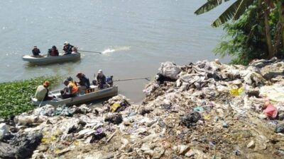 Ekspedisi Sungai Nusantara edisi Kali Porong yang dilakukan Ecoton, River Warrior Indonesia, Brigade Evakuasi Popok, dan komunitas lingkungan lainnya. (Foto: Ecoton/Tugu Jatim)