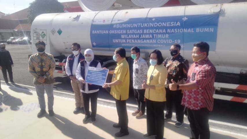 Gubernur Jatim Khofifah Indar Parawansa dan Direktur Utama PT Petrokimia Gresik Dwi Satriyo Annurogo di Gedung Negara Grahadi Kota Surabaya, Jumat (16/07/2021). (Foto: Rangga Aji/Tugu Jatim)