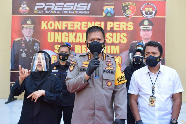 Kapolresta Sidoarjo Kombes Pol Kusumo Wahyu Bintoro saat konferensi pers kasus kekerasan bapak pada anaknya karena game online, di Polresta Sidoarjo, Selasa (13/07/2021). (Foto: Polresta Sidoarjo/Tugu Jatim)