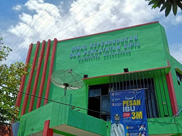 Kantor Dinas Kependudukan dan Catatan Sipil (Dispendukcapil) Bojonegoro. (Foto: Mila Arinda/Tugu Jatim)