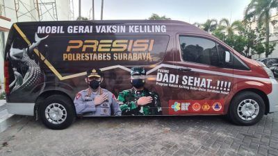 Kapolrestabes Surabaya Kombes Pol Johnny Eddizon Isir SIK MTCP meluncurkan inovasi baru yaitu Mobil Senyum #SehatmuSemangatku untuk menambah kesadaran masyarakat akan bahaya penularan Covid-19, Senin (26/07/2021). (Foto: Polda Jatim/Tugu Jatim)