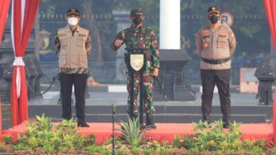 Pangdam V Brawijaya Mayjen TNI Suharyanto memberikan sambutan saat apel pasukan persiapan PPKM Darurat di Jatim, Jumat pagi (02/07/2021). (Foto: Rizal/Tugu Jatim)