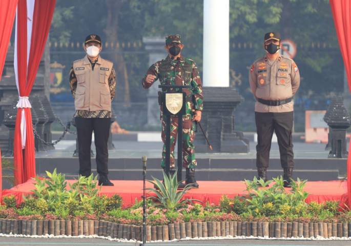Pangdam V Brawijaya Mayjen TNI Suharyanto memberikan sambutan saat apel pasukan persiapan PPKM Darurat di Jatim, Jumat pagi (02/07/2021). (Foto: Rizal/Tugu Jatim)