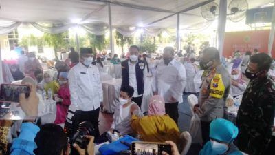 Wali Kota Surabaya Eri Cahyadi saat memantau vaksinasi pelajar di SMP Negeri 1 Surabaya bersama Forkopimda Jatim Rabu (14/07/2021). (Foto: Rangga Aji/Tugu Jatim)