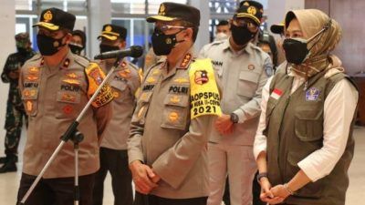 Kabarhakam Polri Komjen Pol Arief Sulistyanto didampingi Wali Kota Batu Dewanti Rumpoko meninjau Isoter YPPII Kota Batu pada Selasa (27/07/2021). (Foto: M. Sholeh/Tugu Jatim)