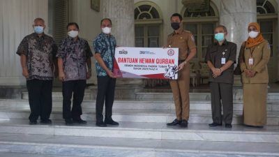 Secara simbolis EVP of Plan Operasional PT Semen Indonesia (Persero) Tbk Subhan SE AK MM CA menyerahkan bantuan hewan kurban kepada Bupati Tuban Aditya Halindra Faridzky SE di Pendapa Krido Manunggal Tuban, Senin (19/07/2021). (Foto: Biro Humas dan CSR PT Semen Indonesia Pabrik Tuban/Tugu Jatim)