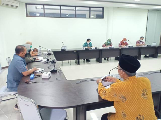 Komisi IV DPRD Kabupaten Tuban rapat dengan dinkes dan pihak RSUD dr R. Koesma pada Kamis (01/07/2021). (Foto: Humas DPRD Tuban/Tugu Jatim)