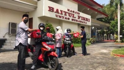 Masjid Baitul Fikri Untag Surabaya Bagi 100 Paket Sembako Gratis untuk Warga Isoman
