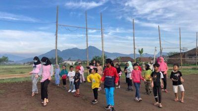 Mahasiswa KKN UM senam tahes bersama anak-anak dan warga Desa Wiyurejo, Kecamatan Pujon, Kabupaten Malang.(Foto: Dokumen/Tugu Jatim)