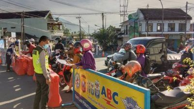 Petugas melakukan pembatasan mobilitas masyarakat selama PPKM Darurat di Kota Batu, Selasa (20/07/2021). (Foto: M. Sholeh/Tugu Jatim)