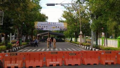 Suasana di Jalan Pramuka, Kelurahan Sidorejo, Kecamatan Tuban, yang ditutup sementara untuk persiapan kunjungan Gubernur Jawa Timur Khofifah Indar Parawansa pada Selasa (13/07/2021) dalam agenda Gerakan Serentak Lawan Covid-19 di Kabupaten Tuban. (Foto: Rochim/Tugu Jatim)