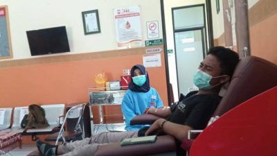 Donor darah bersama Imam Sarozi di UDT PMI Tuban pada 7 Juni 2021. (Foto: Rochim/Tugu Jatim)