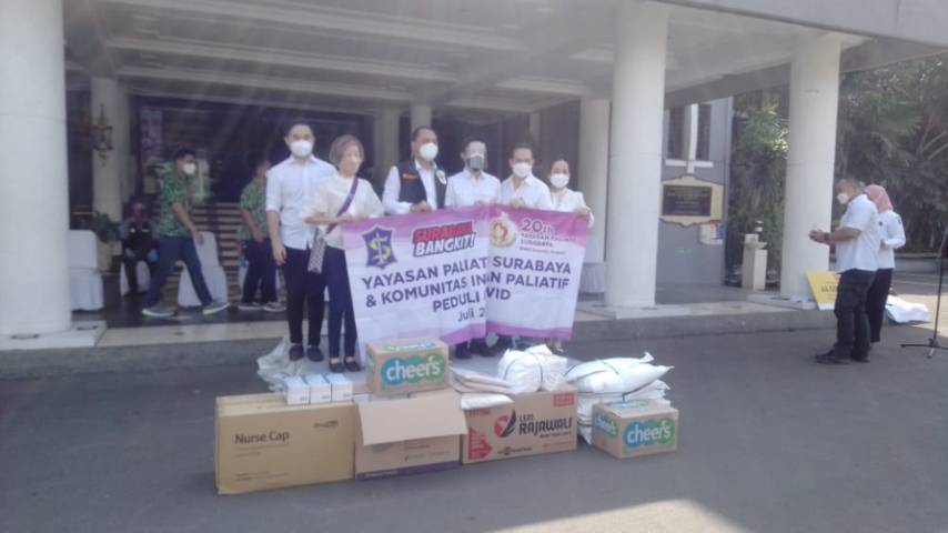 Wali Kota Surabaya Eri Cahyadi menerima bantuan dari Yayasan Paliatif Surabaya memberikan sembako hingga APD, Rabu (21/07/2021). (Foto: Rangga Aji/Tugu Jatim)