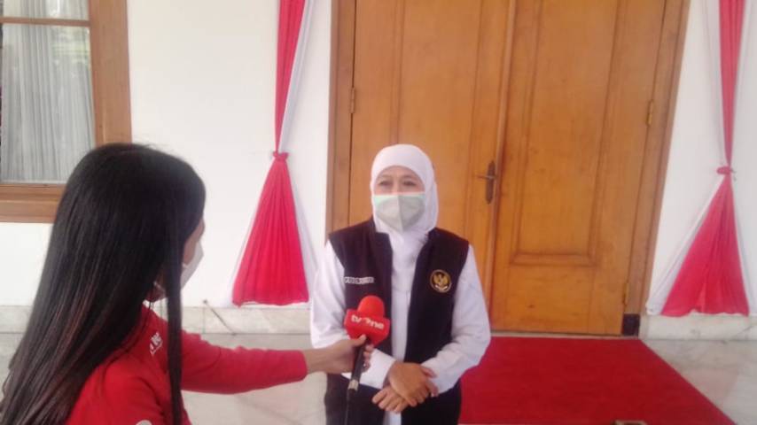 Gubernur Jatim Khofifah Indar Parawansa saat di depan Gedung Negara Grahadi Kota Surabaya, Jumat (16/07/2021). (Foto: Rangga Aji/Tugu Jatim)