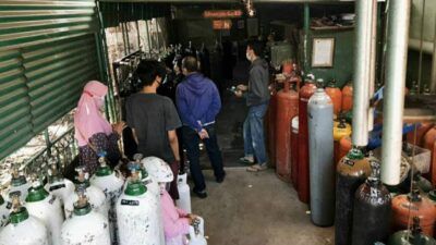 Aktivitas jual beli tabung gas oksigen di salah satu agen di Kota Malang. Ketersediaannya mulai langka dan harganya melambung tinggi. (Foto:Azmy/Tugu Jatim)